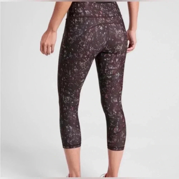 NWOT Athleta Lightning City Lights Capri Tights
Ladies XXS - Picture 2 of 7